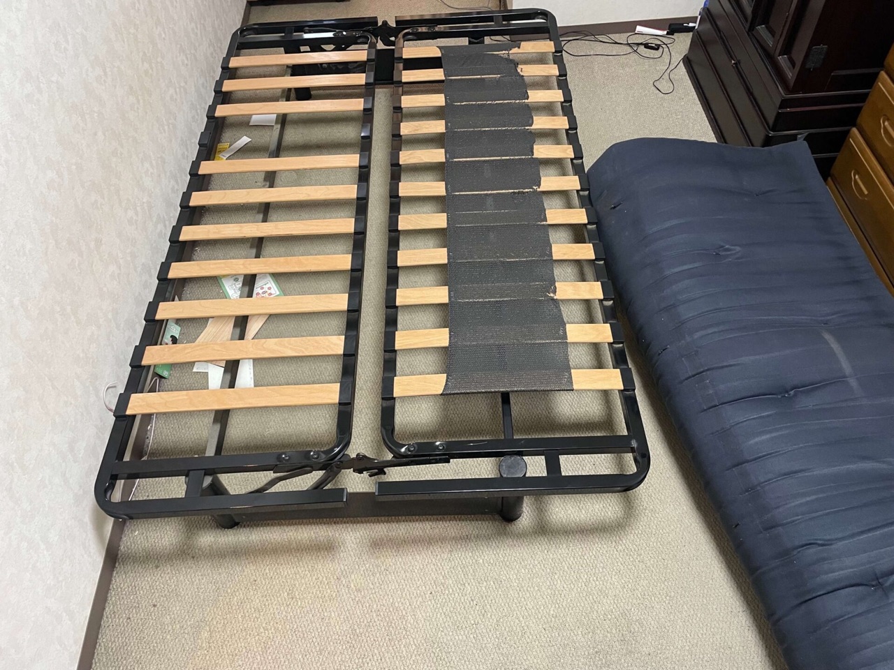 吹田市で折りたたみ式ベッドを回収しました！不要な家具の処分もお任せください 作業前